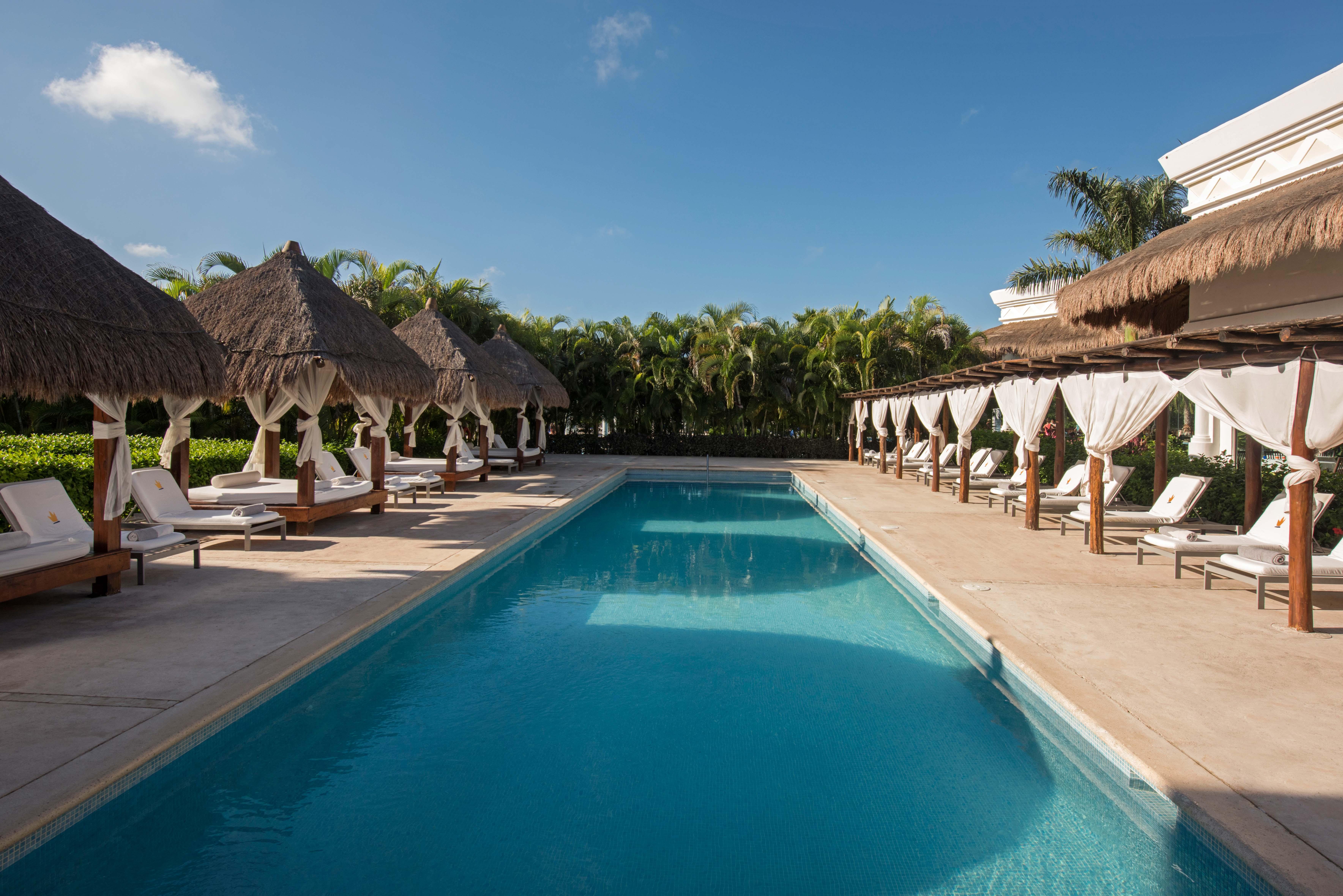 Grand Riviera Princess Playa del Carmen Dış mekan fotoğraf The swimming pool at the hotel