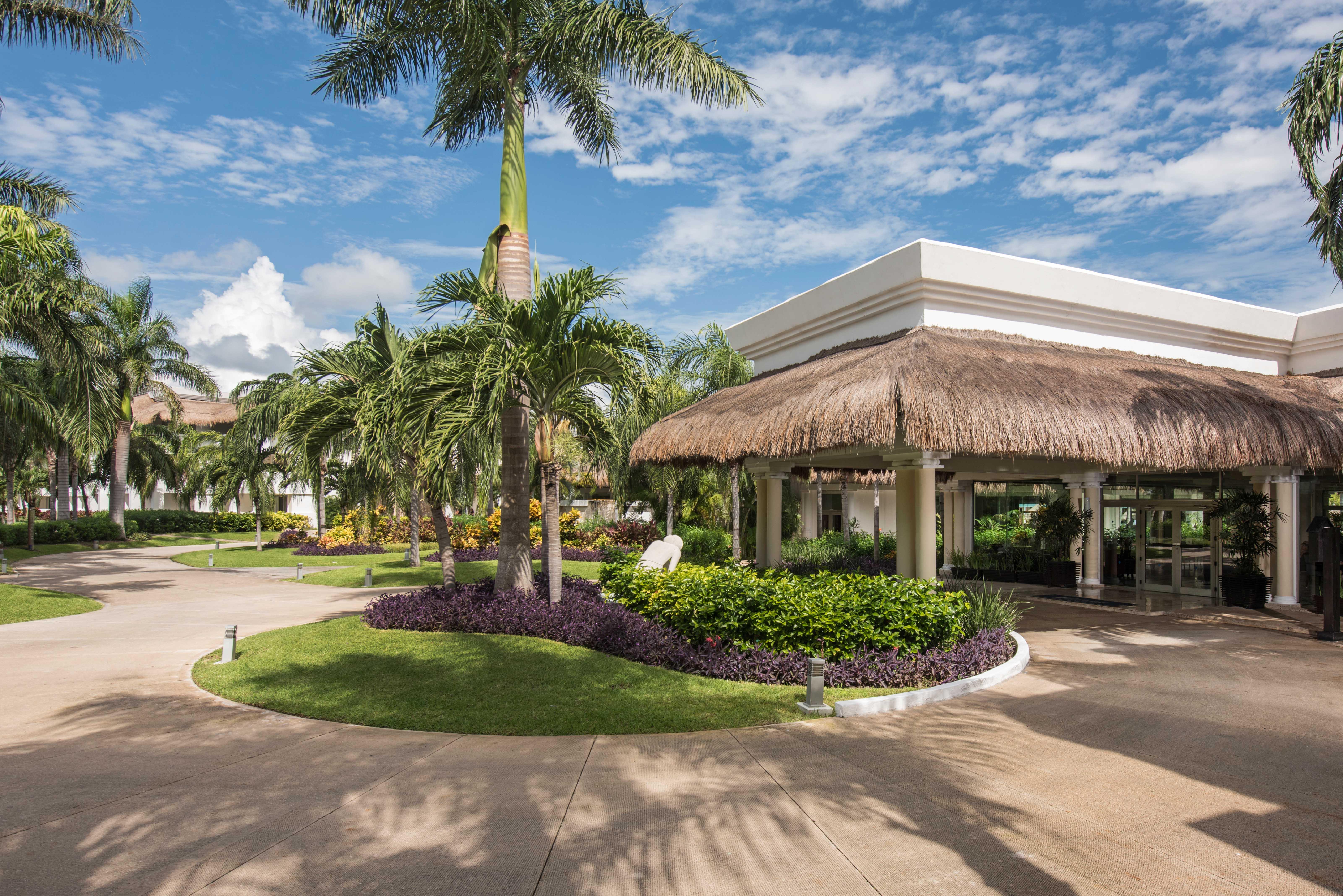 Grand Riviera Princess Playa del Carmen Dış mekan fotoğraf Entrance to the resort