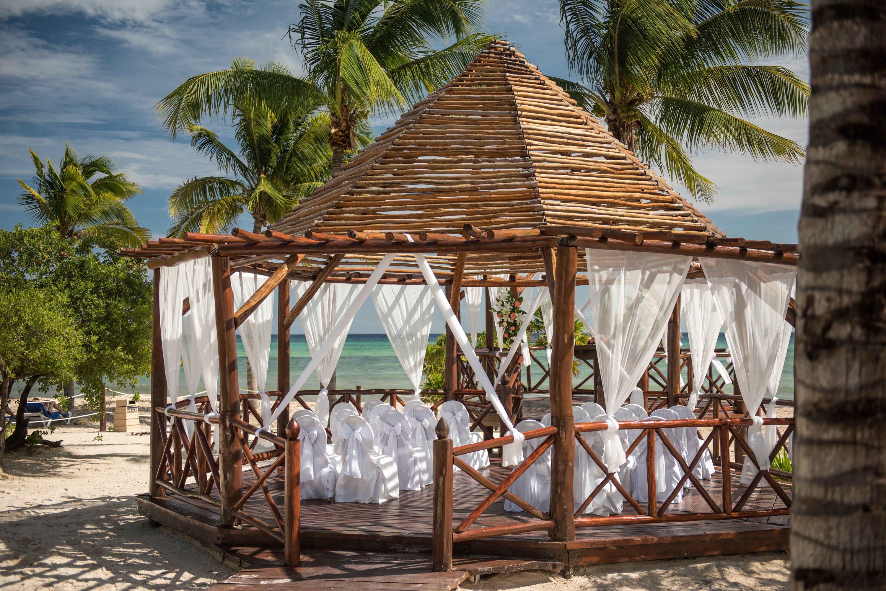 Grand Riviera Princess Playa del Carmen Dış mekan fotoğraf A gazebo at the beach